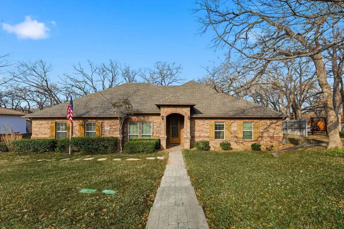 204 Trailwood Drive, Euless, TX 76039 - Image #1