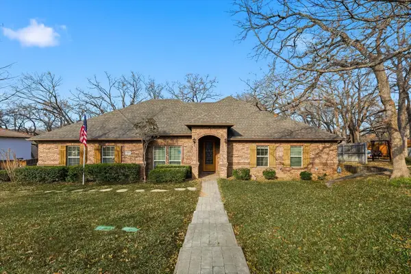 204 Trailwood Drive, Euless, TX 76039
