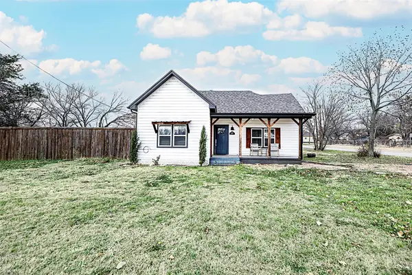 202 S Trappier Street, Alvord, TX 76225