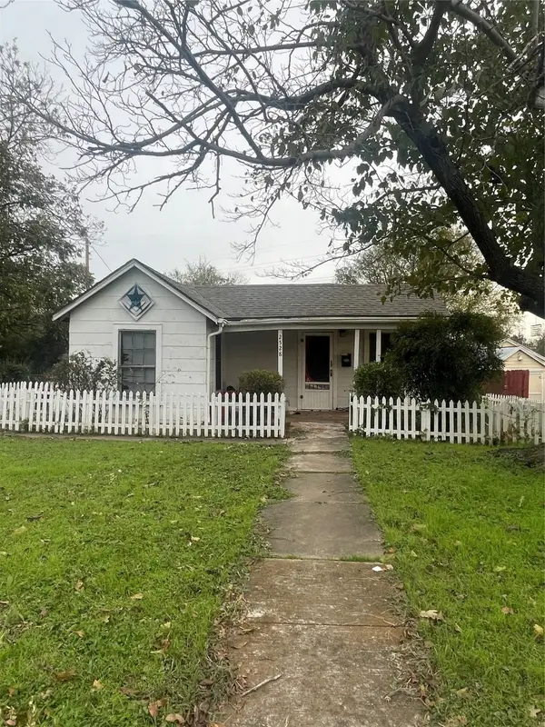 2528 Oakwood Terrace, Haltom City, TX 76117