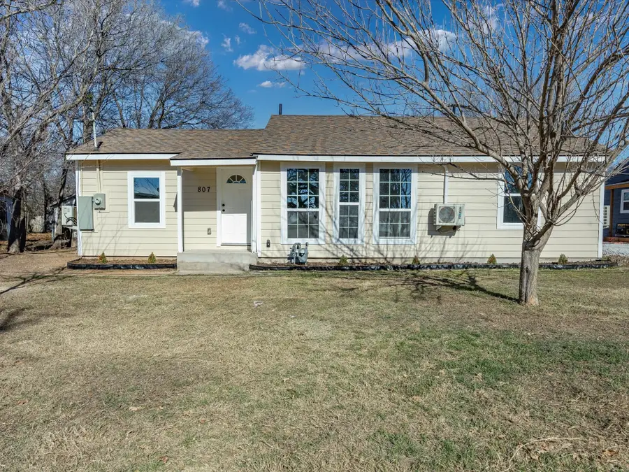 807 Adkins Street, Bowie, TX 76230 - Image #2