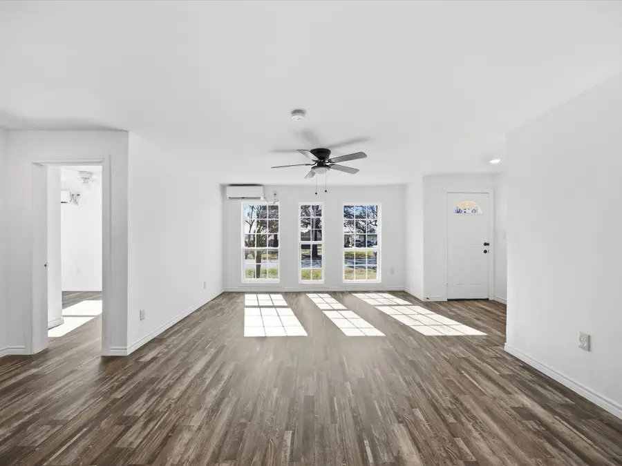 807 Adkins Street, Bowie, TX 76230 - Image #3