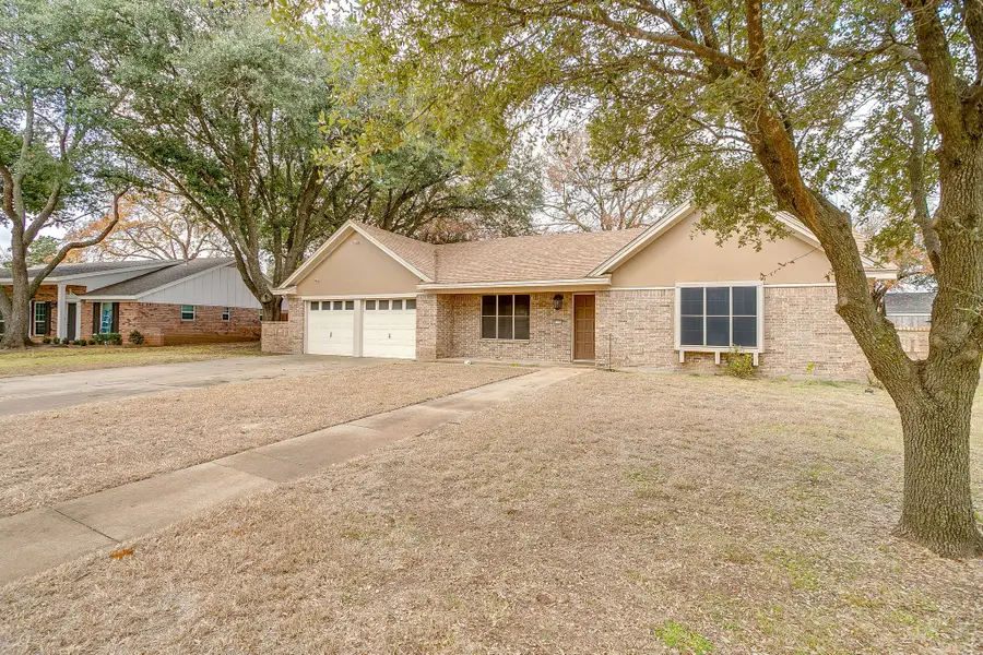 1114 Willowcreek Road, Cleburne, TX 76033 - Image #2