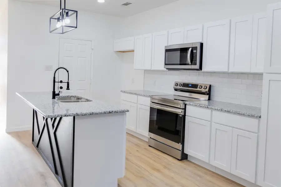 303 Country Club Road, Hillsboro, TX 76645 - Image #3