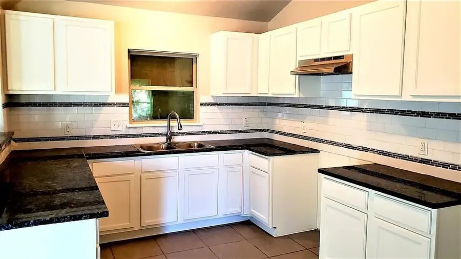 2737 W Camp Wisdom Road, Dallas, TX 75237 - Image #3