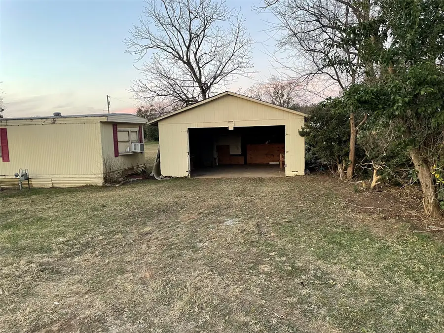 601 E Walcott Avenue, Comanche, TX 76442 - Image #2