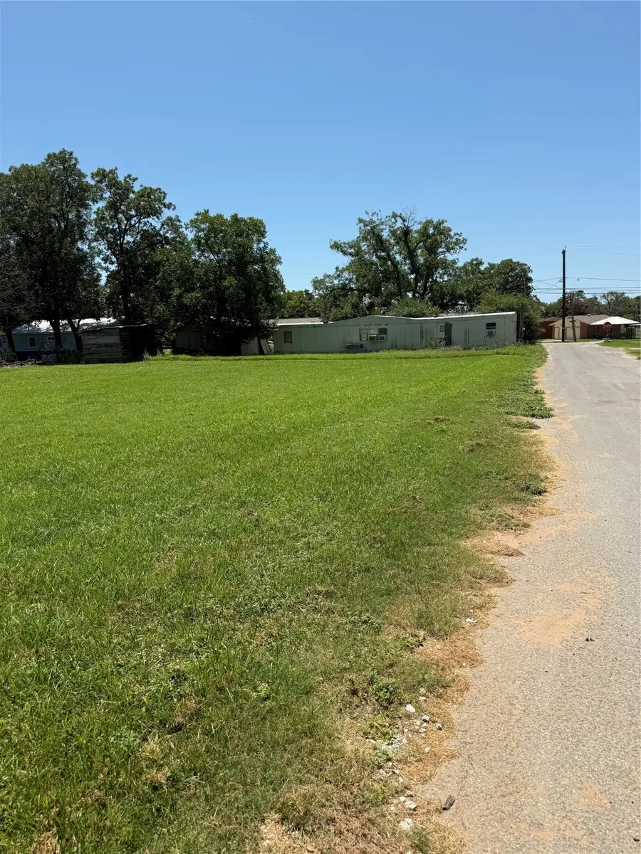 601 E Walcott Avenue, Comanche, TX 76442 - Image #3