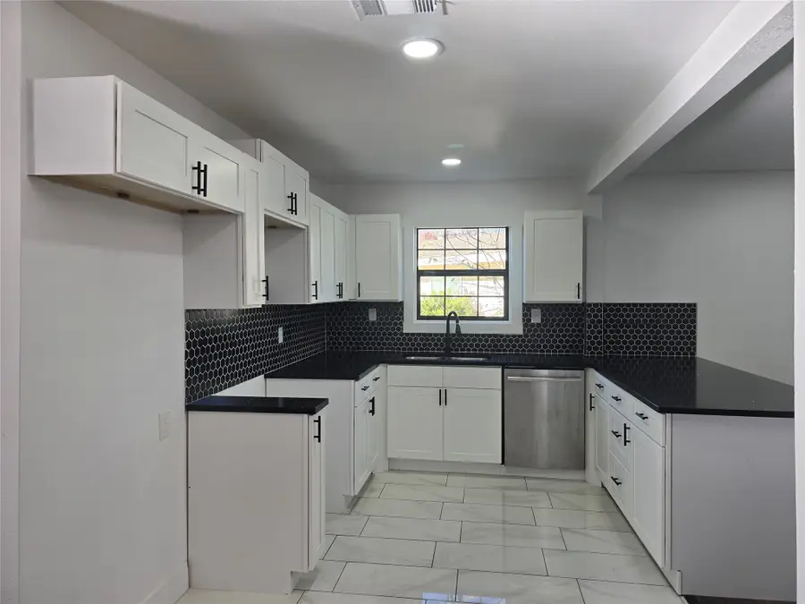 303 Hillcrest Street, Mansfield, TX 76063 - Image #3