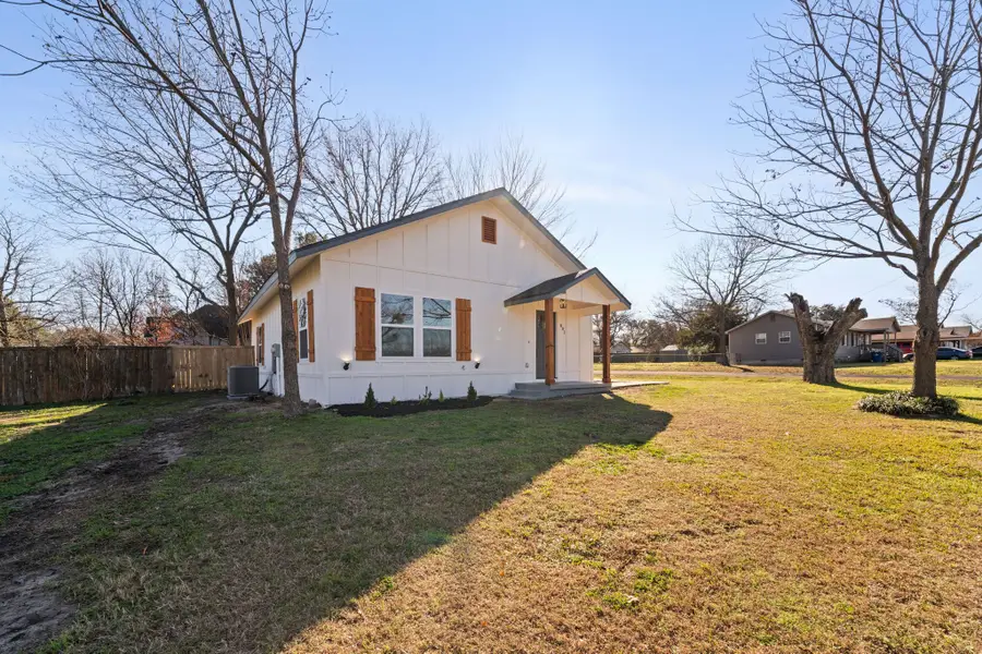 801 E Brown Street, Ennis, TX 75119 - Image #2