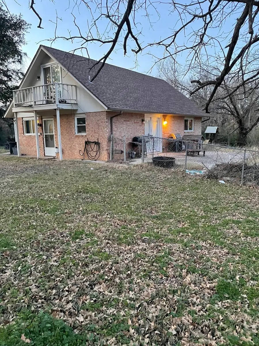 121 N Melanie Drive, Azle, TX 76020 - Image #2