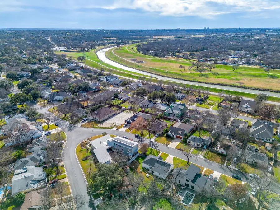 824 Springbrook Drive, Fort Worth, TX 76107 - Image #3