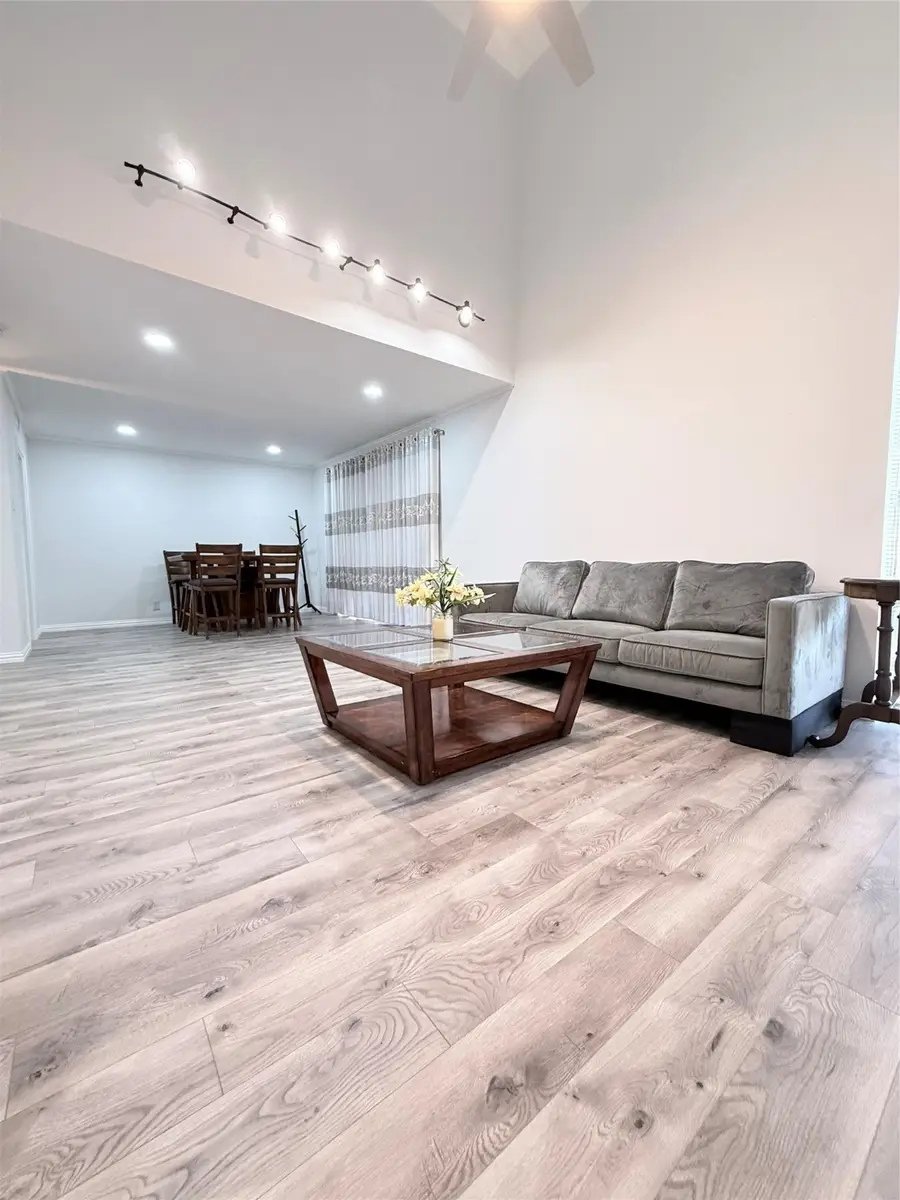 576 E Avenue J #B, Grand Prairie, TX 75050 - Image #2