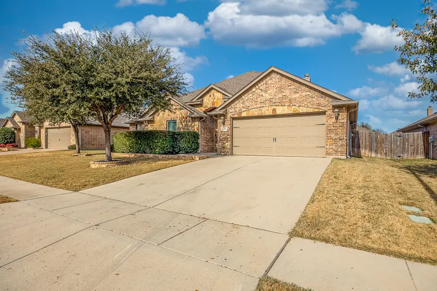 676 Fossil Wood Drive, Saginaw, TX 76179 - Image #2