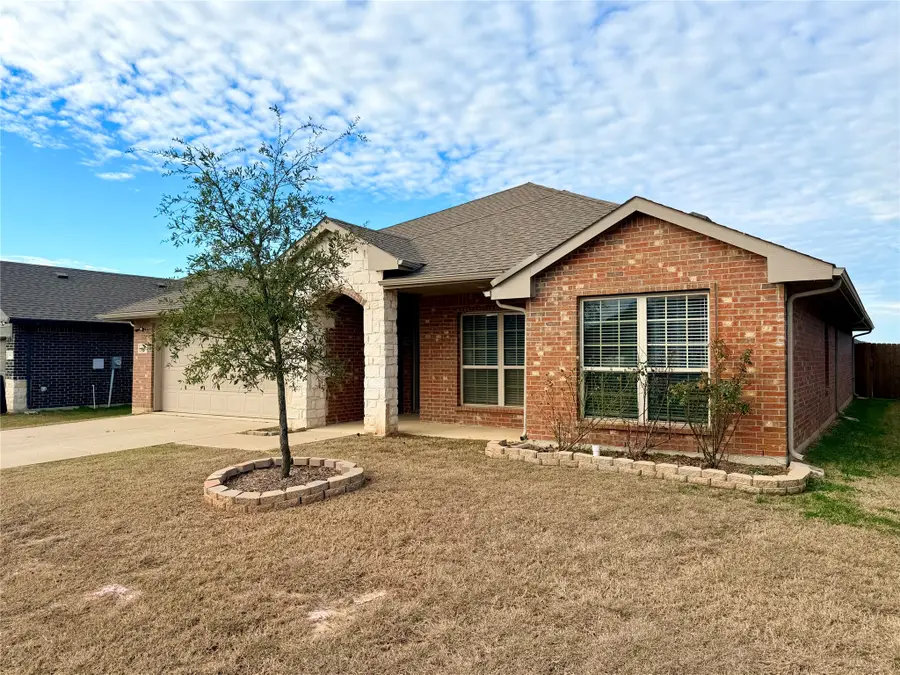 140 Creek Meadow Drive, Mabank, TX 75147 - Image #2