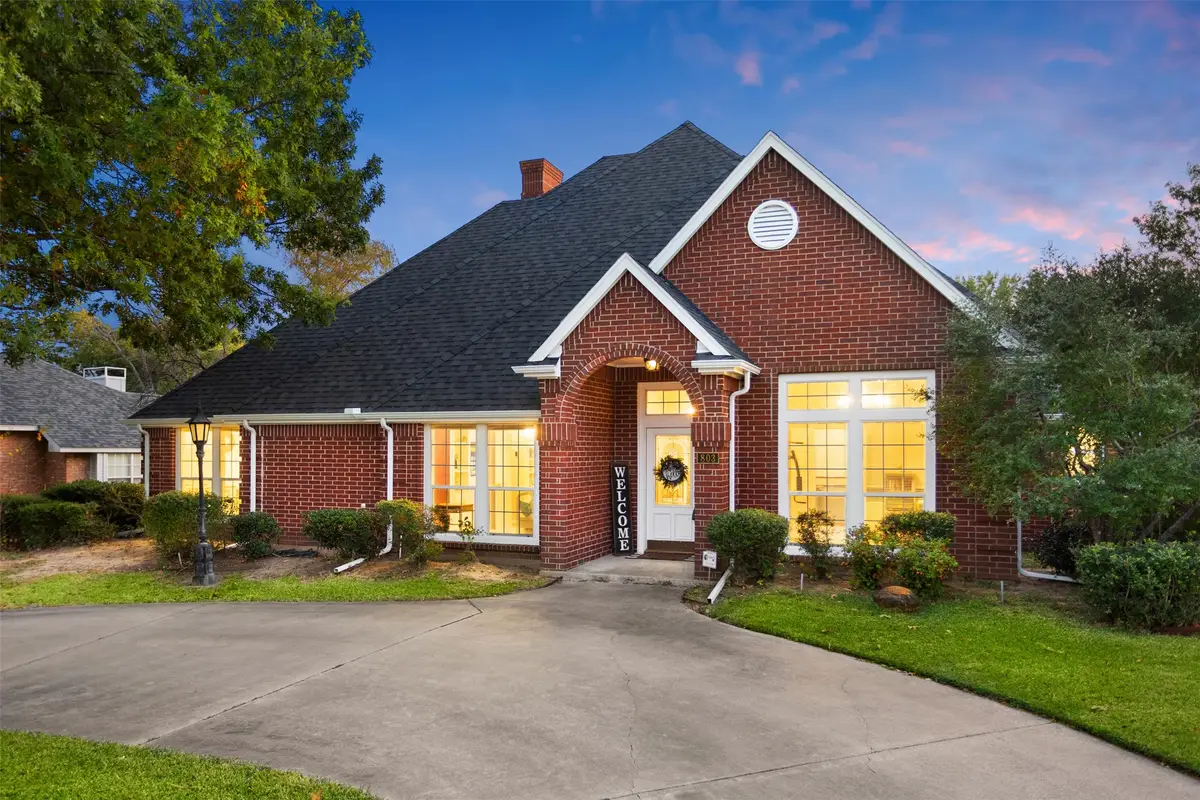 803 Williamsburg Drive, Ennis, TX 75119 - Image #1