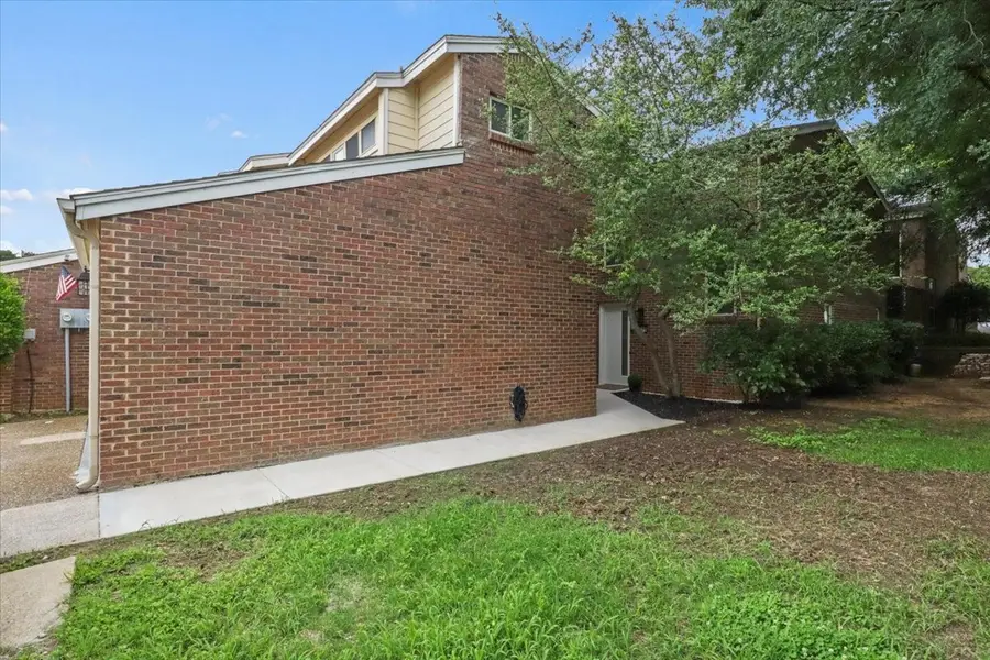 1916 Shorewood Drive, Grapevine, TX 76051 - Image #3