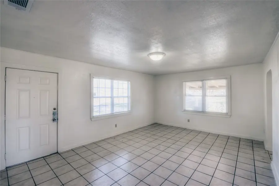 1501 W Boyce Avenue, Fort Worth, TX 76115 - Image #2