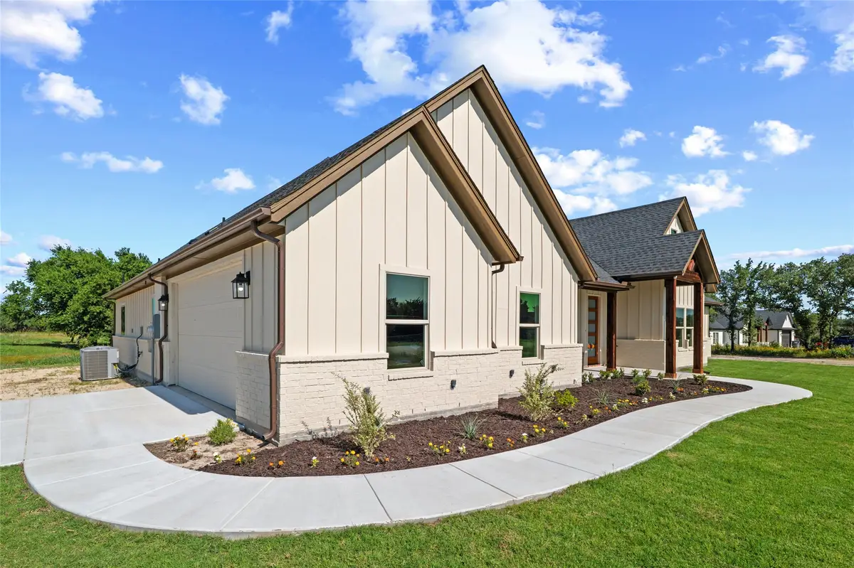 107 W Stagecoach Trail, Weatherford, TX 76085 - Image #1