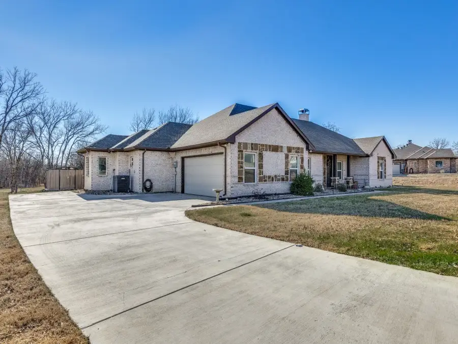 3001 Sutton Court, Weatherford, TX 76085 - Image #3