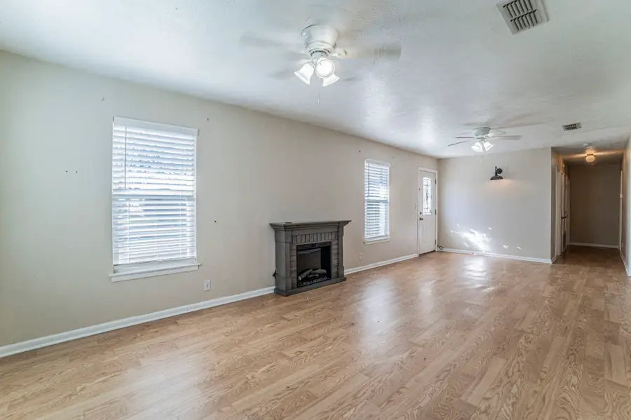 900 Elizabeth Boulevard, Granbury, TX 76048 - Image #3