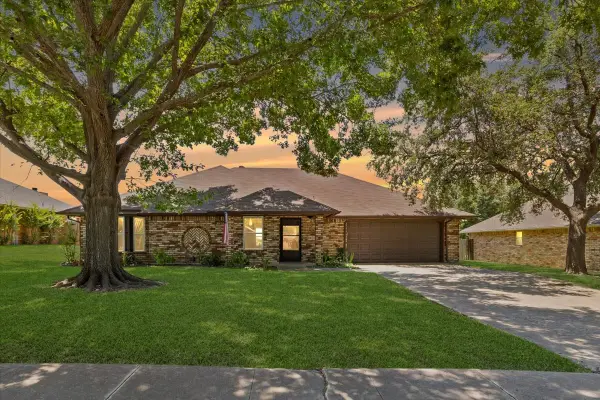 10037 Stoneleigh Drive, Benbrook, TX 76126