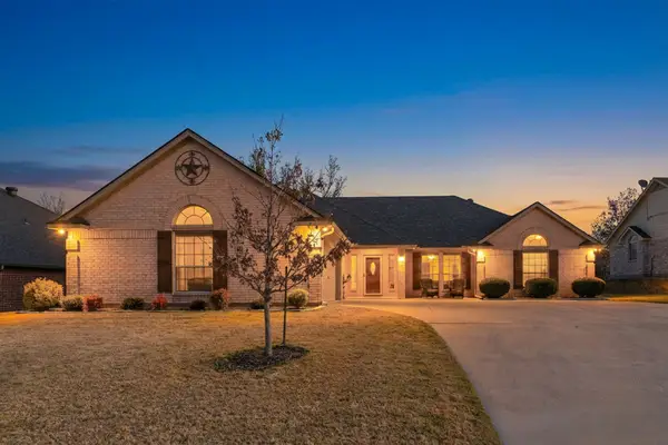 223 Golfers Way, Azle, TX 76020