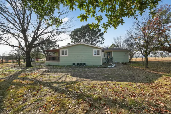 1050 Stadium Drive, Joshua, TX 76058