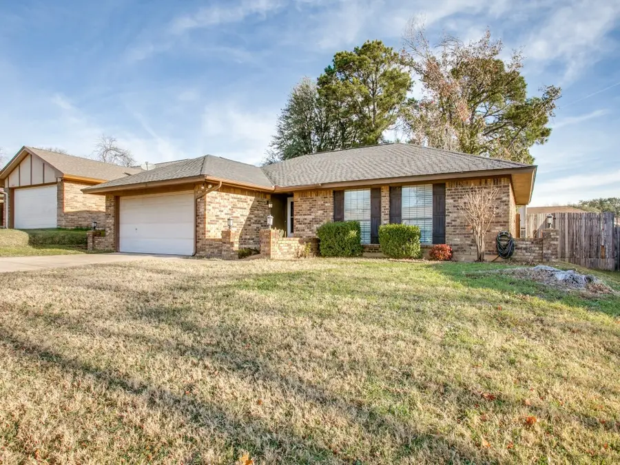 209 Ginger Lane, Euless, TX 76039 - Image #2