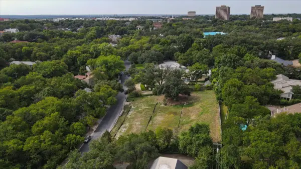 2004 Indian Creek Drive, Westover Hills, TX 76107