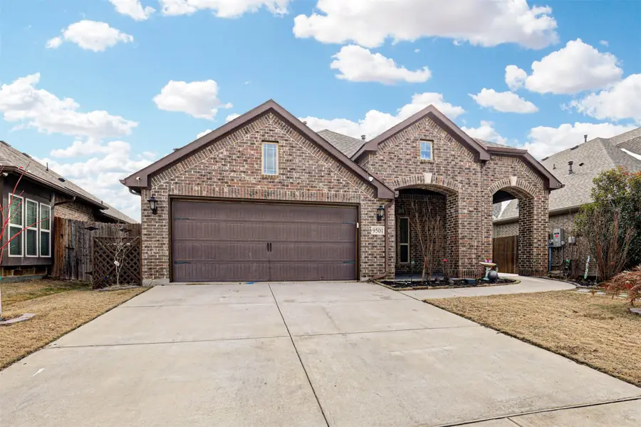 9501 Meadowpark Drive, Justin Roanoke, TX 76226 - Image #2