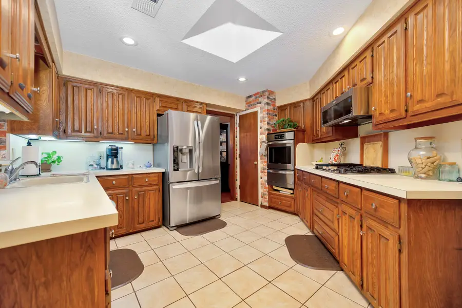 802 Katherine Court, Cedar Hill, TX 75104 - Image #2