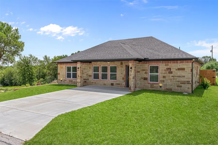 801 Comanche Cove Drive, Granbury, TX 76048 - Image #2
