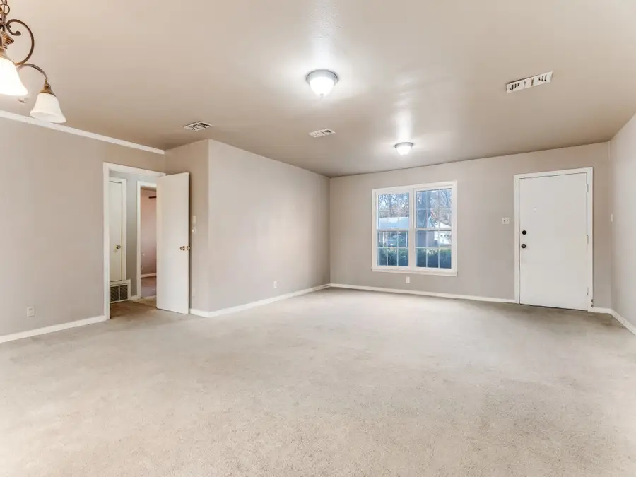 800 Thersa Drive, River Oaks, TX 76114 - Image #2