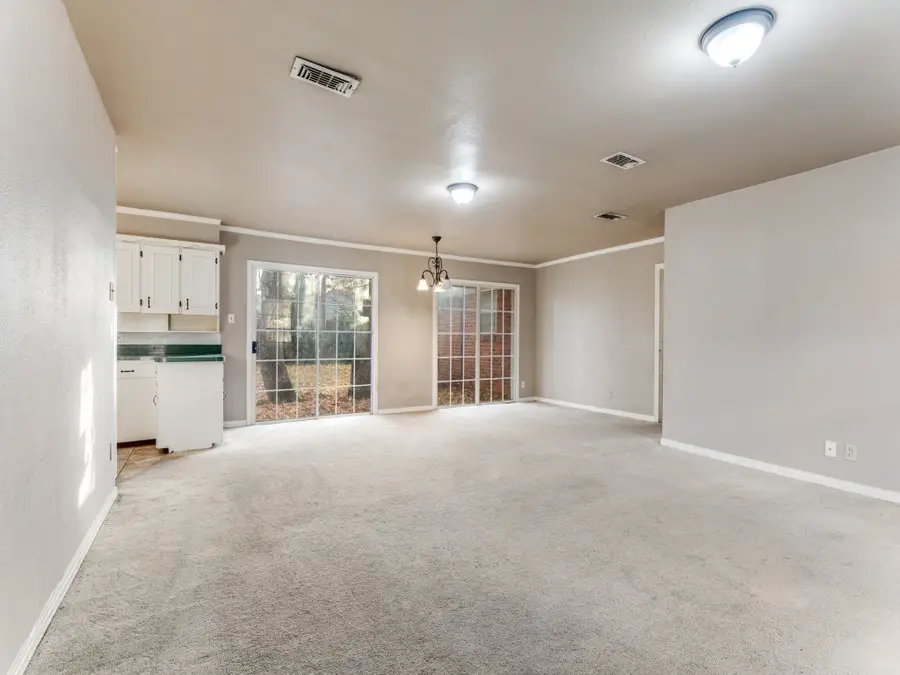 800 Thersa Drive, River Oaks, TX 76114 - Image #3