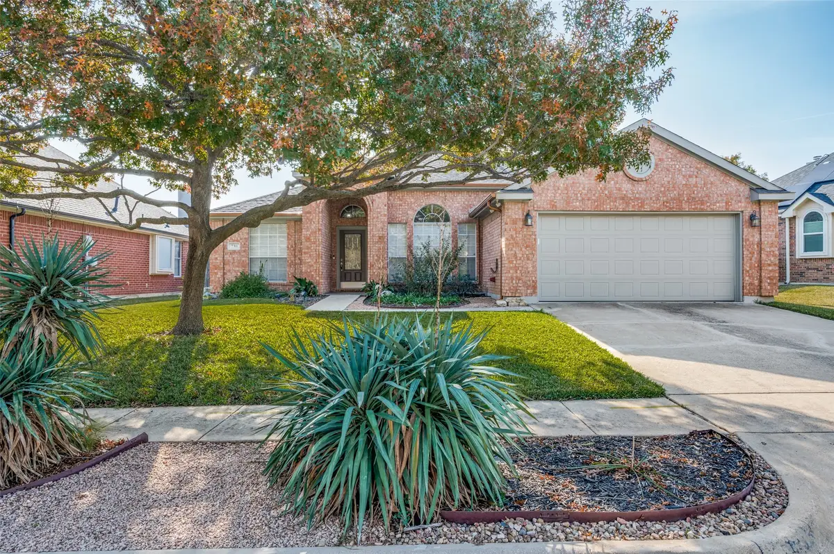 730 W Lonesome Dove Trail, Arlington, TX 76001 - Image #1
