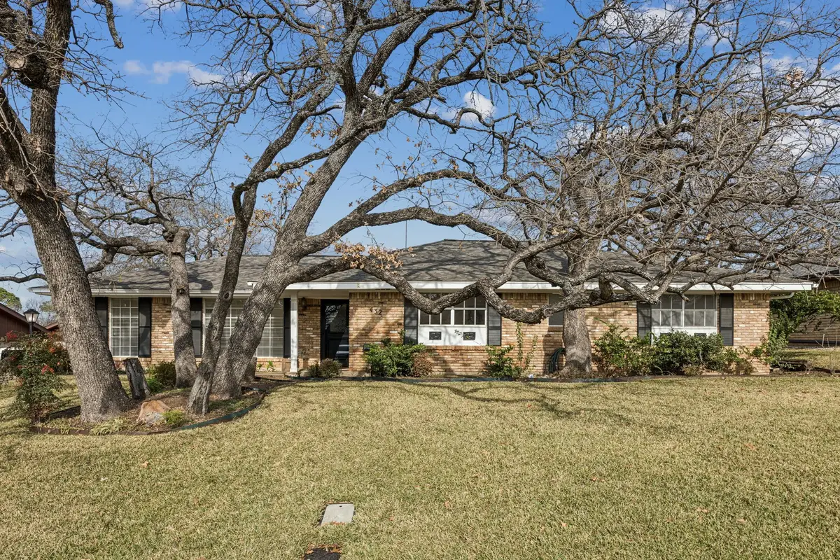 432 Hillview Drive, Hurst, TX 76054 - Image #1
