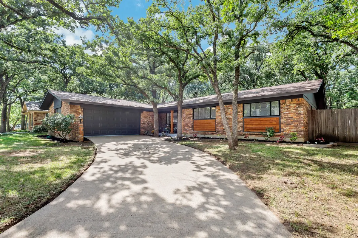 612 Circleview Drive S, Hurst, TX 76054 - Image #1