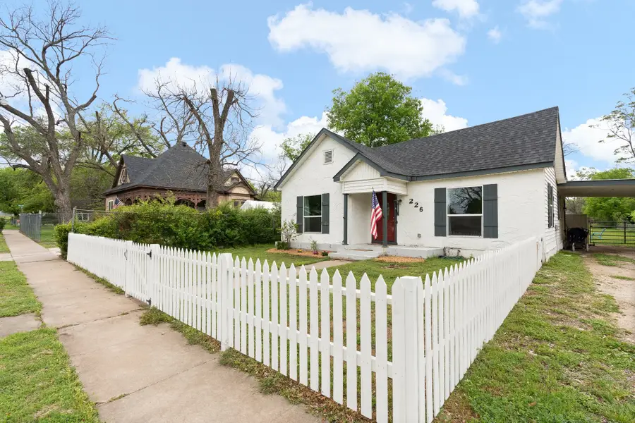 226 W Willingham Street, Cleburne, TX 76033 - Image #2