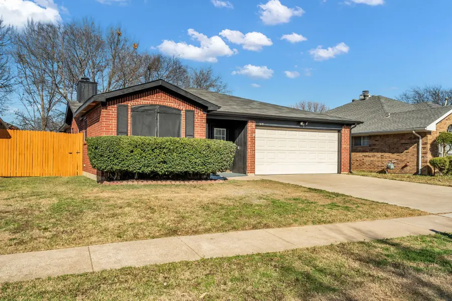 319 Faircrest Drive, Arlington, TX 76018 - Image #3