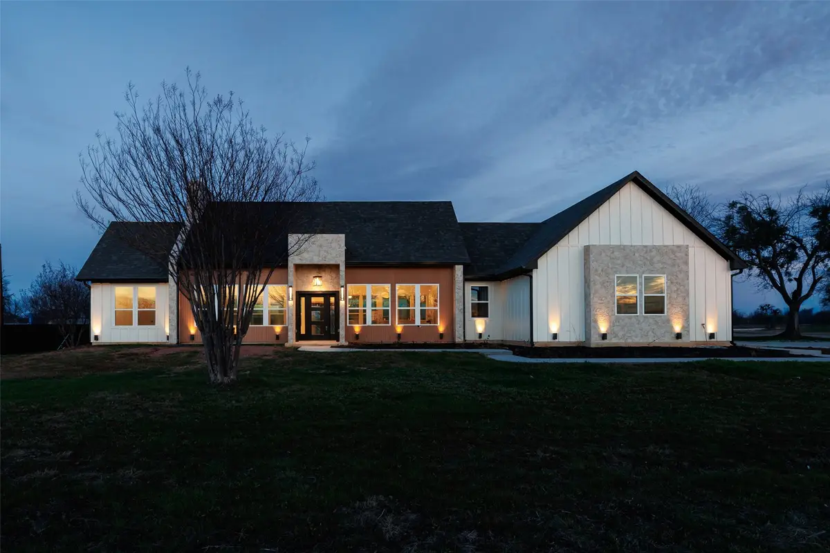 7404 N Sundance Dr, Joshua, TX 76058 - Image #1