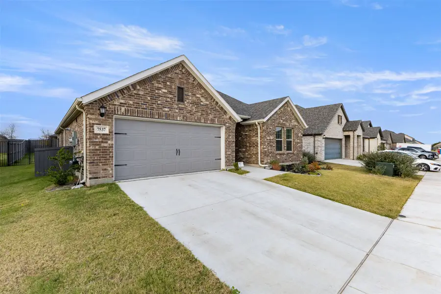 7537 Prairie Holly Lane, Venus, TX 76084 - Image #2
