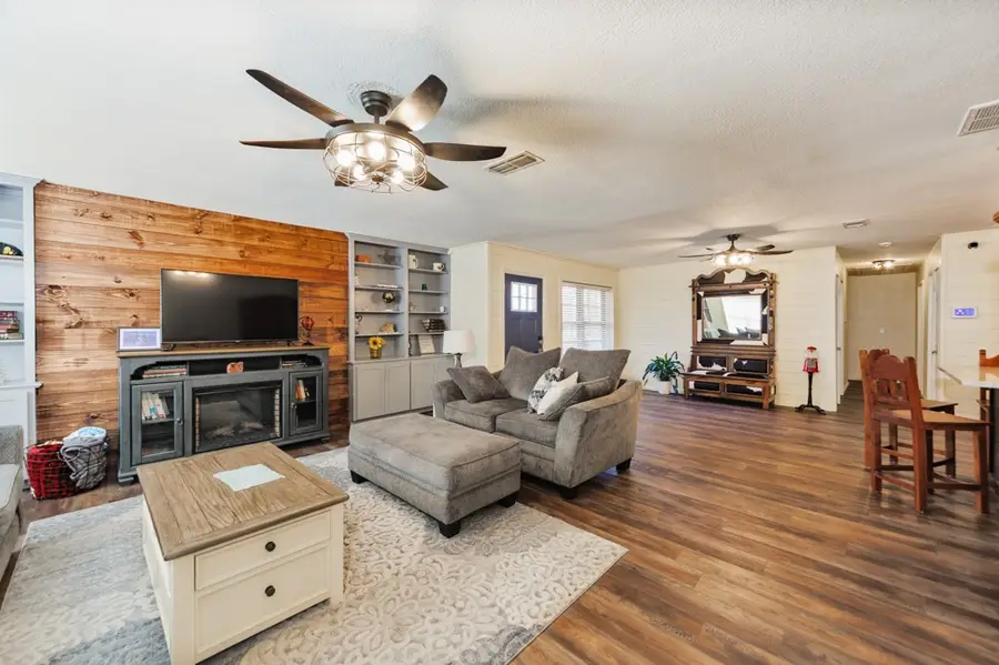 513 Patterson Street, Bowie, TX 76230 - Image #3