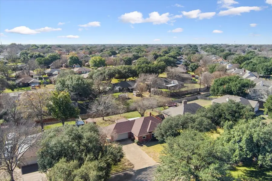 327 E Chapman Road, Hewitt, TX 76643 - Image #2