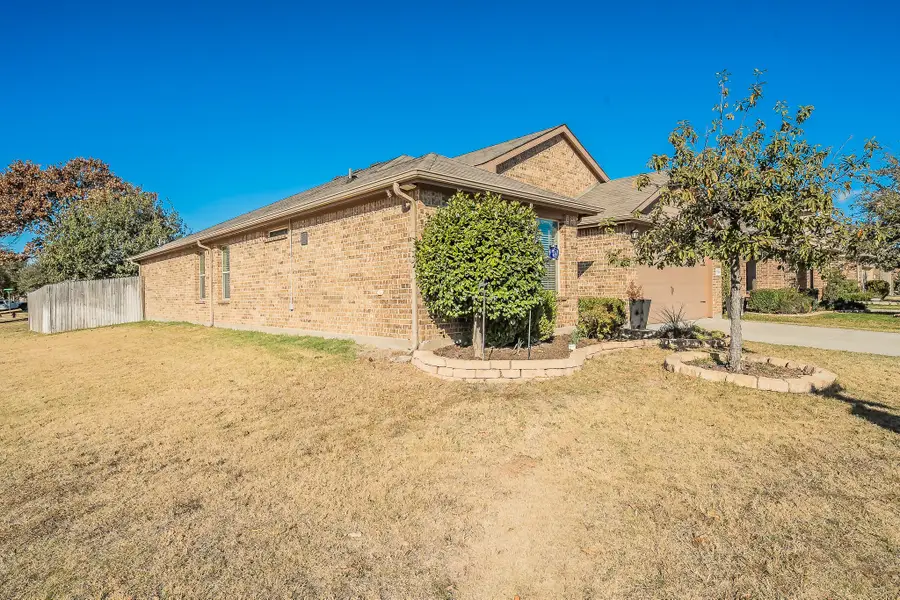1124 Forest Glen Drive, Azle, TX 76020 - Image #2