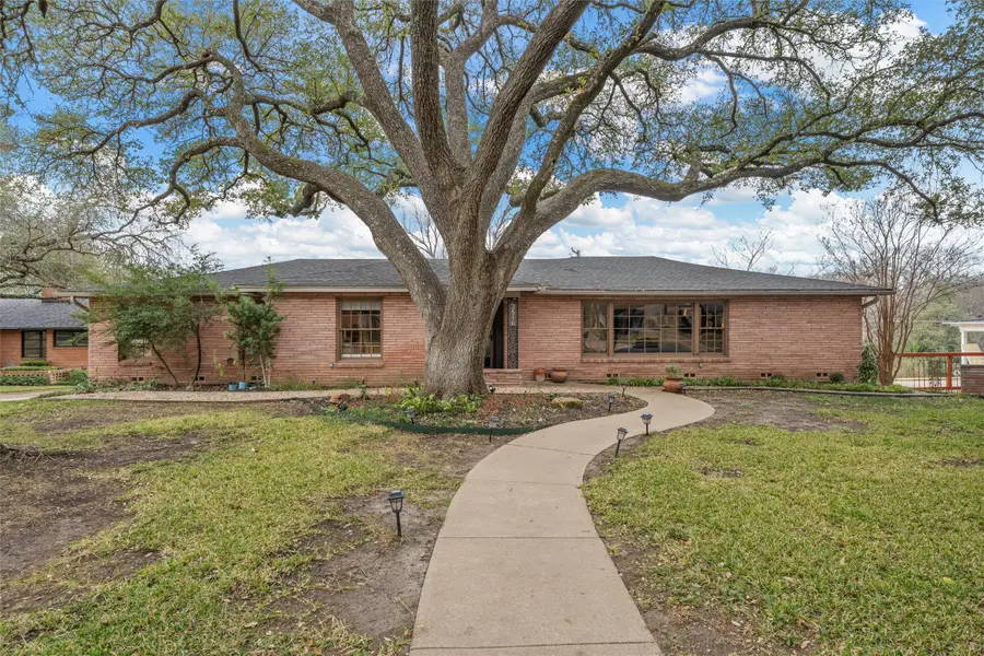 2516 Old Oaks Drive, Waco, TX 76710 - Image #2