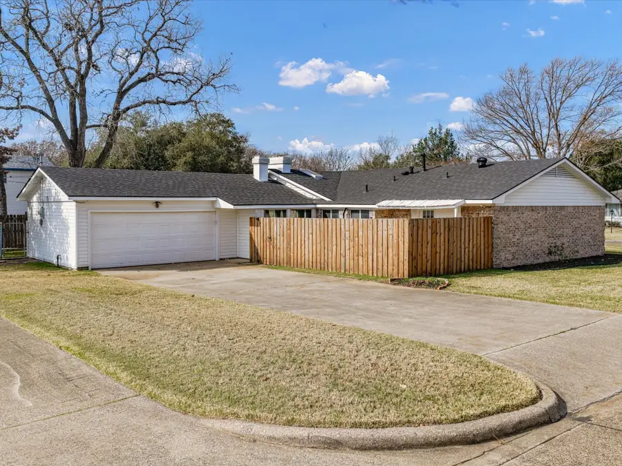 3838 Crestpark Drive, Farmers Branch, TX 75244 - Image #3