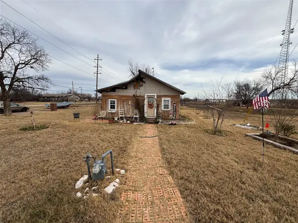 230 N Elm Avenue, Munday, TX 76371