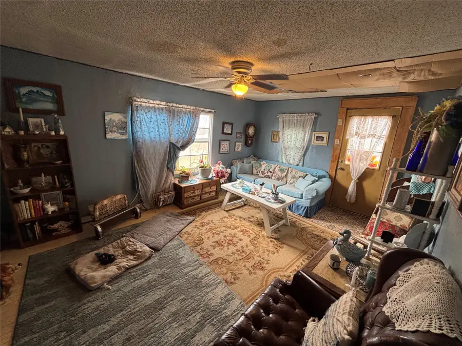 230 N Elm Avenue, Munday, TX 76371 - #3