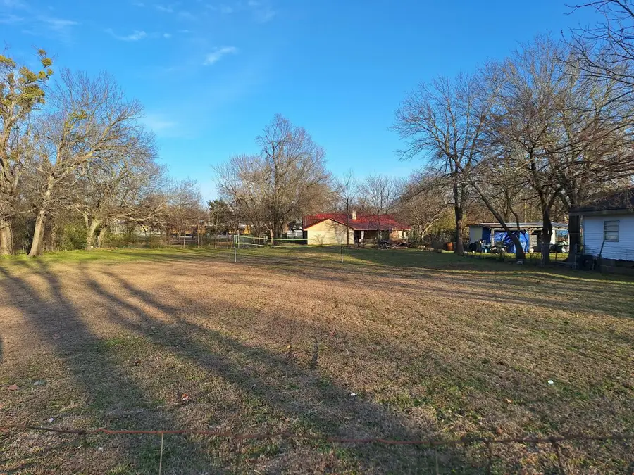 513 S San Antonio Street, Wolfe City, TX 75496 - Image #2