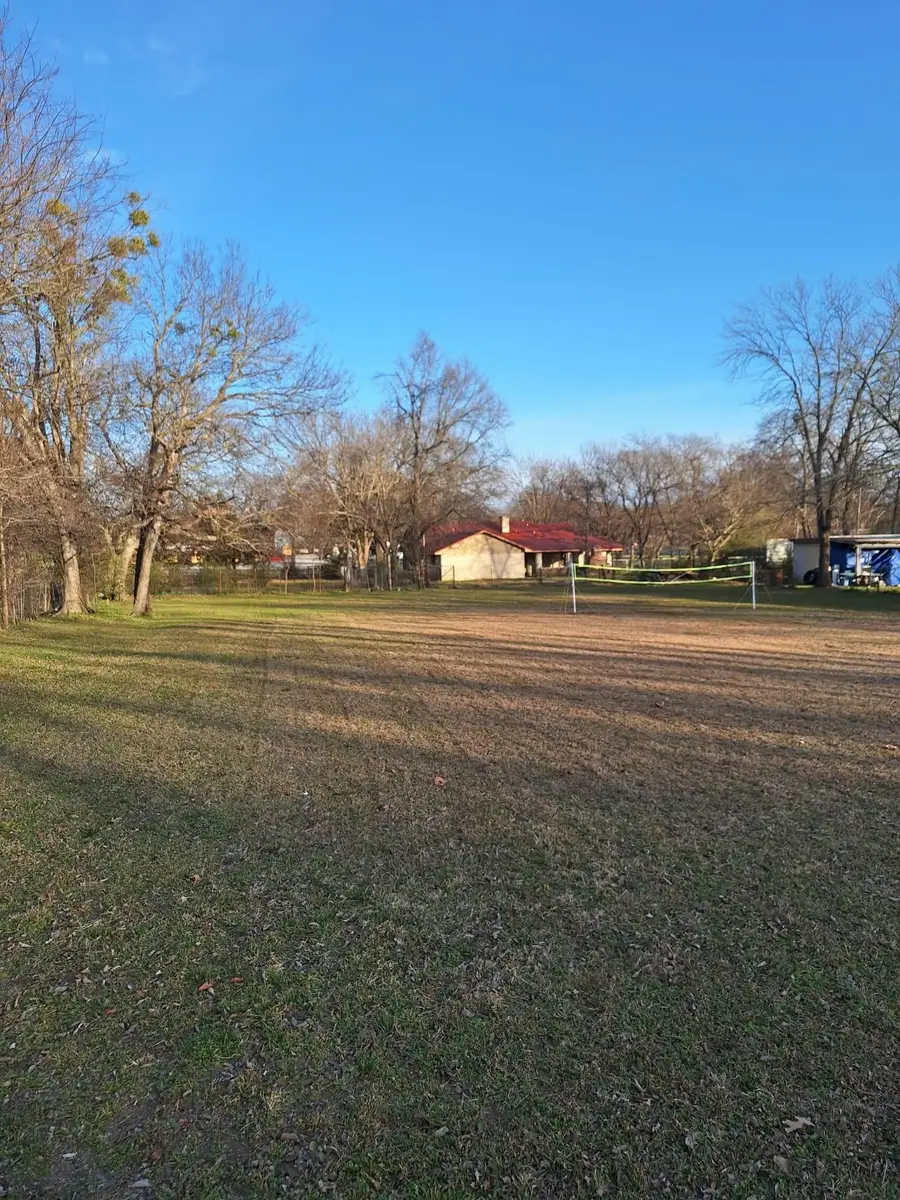 513 S San Antonio Street, Wolfe City, TX 75496 - Image #3